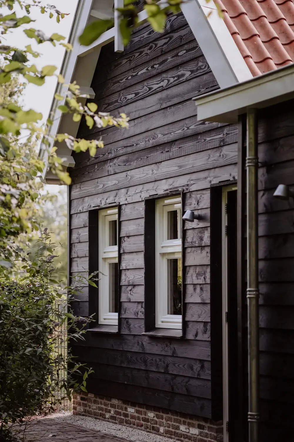 Dunkle Böden und traditionelle Charme: Neuer Landhaus-Stil in den Niederlanden - Gallery image 27