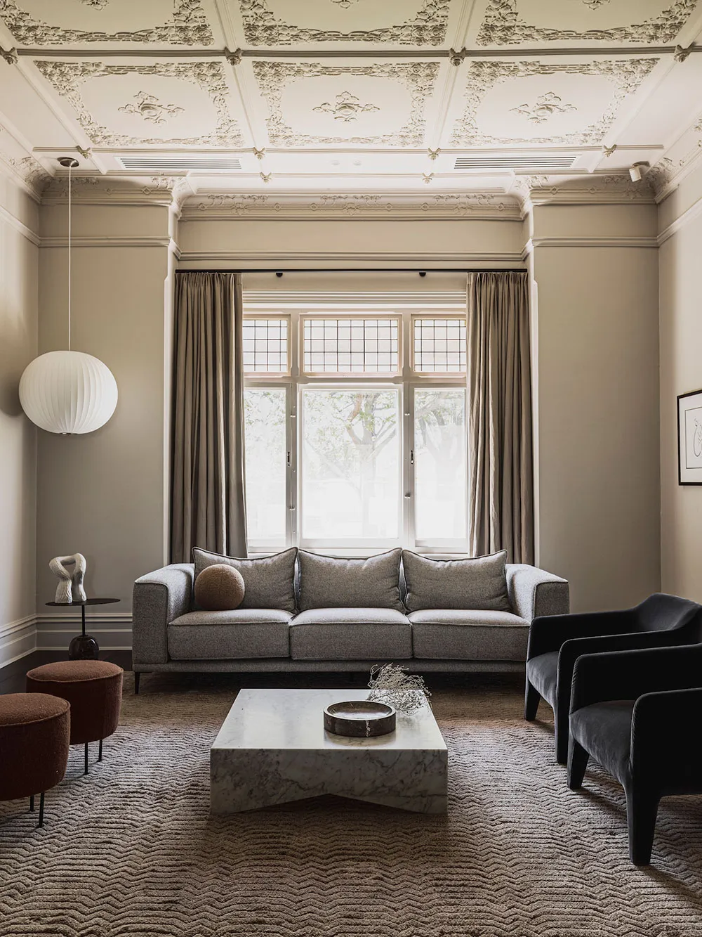 オーストラリアにおけるスタイリッシュなインテリアデザインの背景として、興味深い天井や古典的なディテール - Gallery image 2