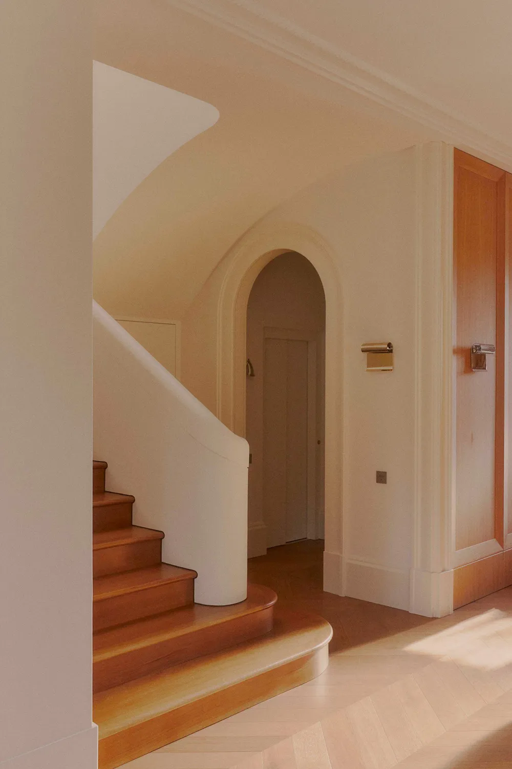 Milchige Interieurs eines eleganten Townhouses in Barcelona - Gallery image 5