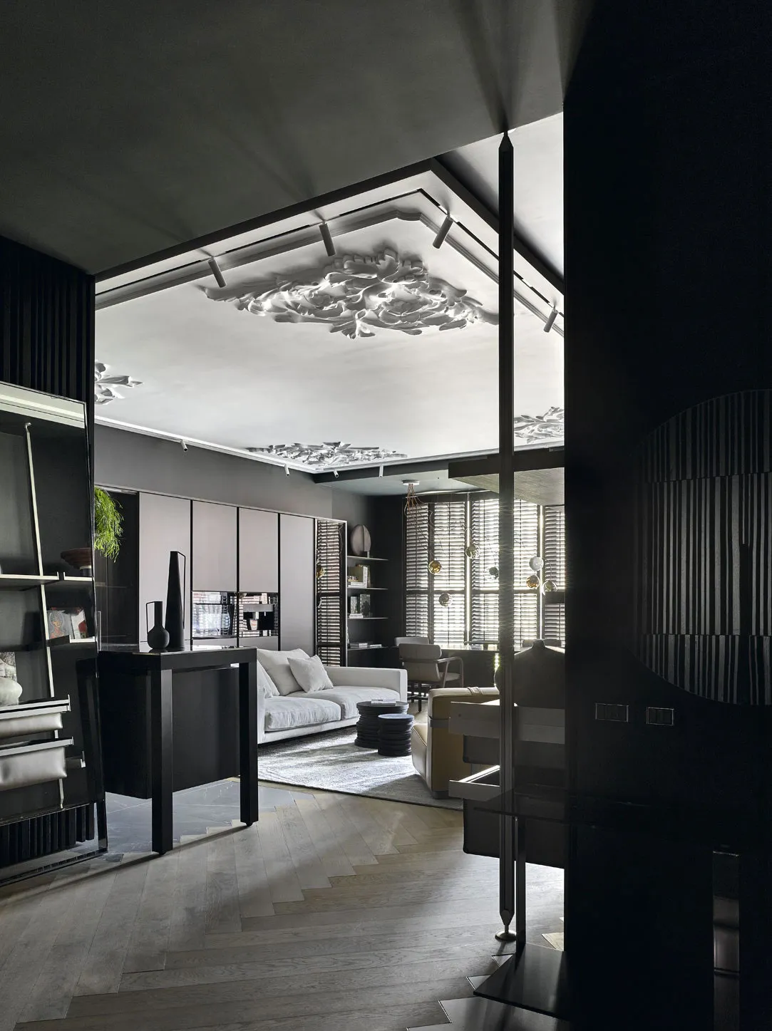 Minimalismo en tonos oscuros y estucado: un interior atrevido para un joven en Moscú (73 m²) - Gallery image 6