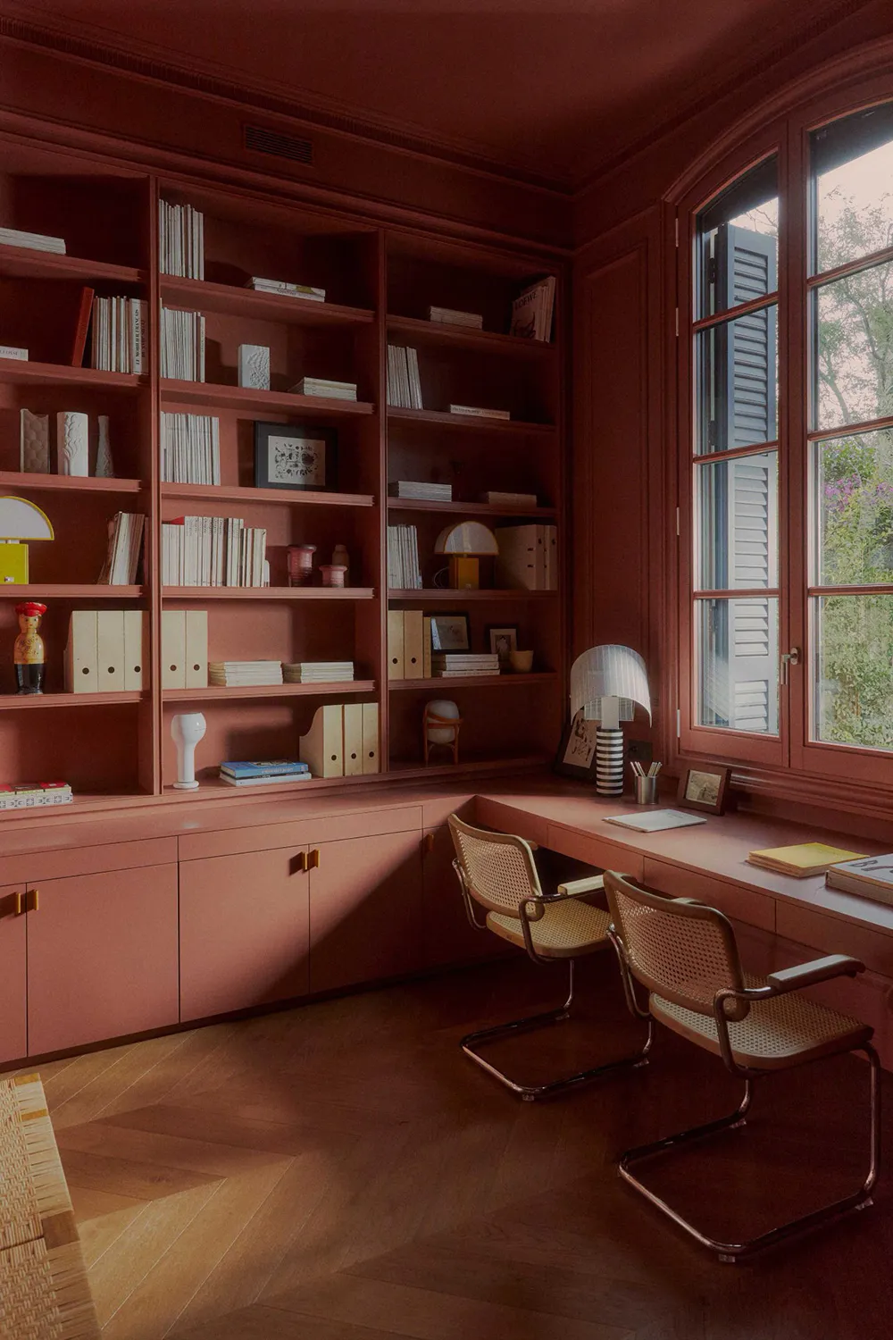 Milchige Interieurs eines eleganten Townhouses in Barcelona - Gallery image 7