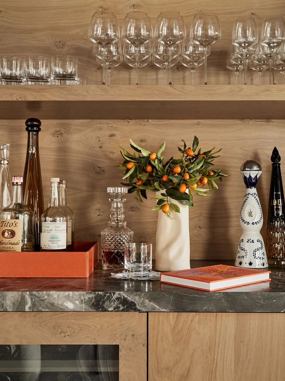 Intérieurs blancs avec des touches chaudes : maison de campagne confortable à proximité de New York - Gallery image 10