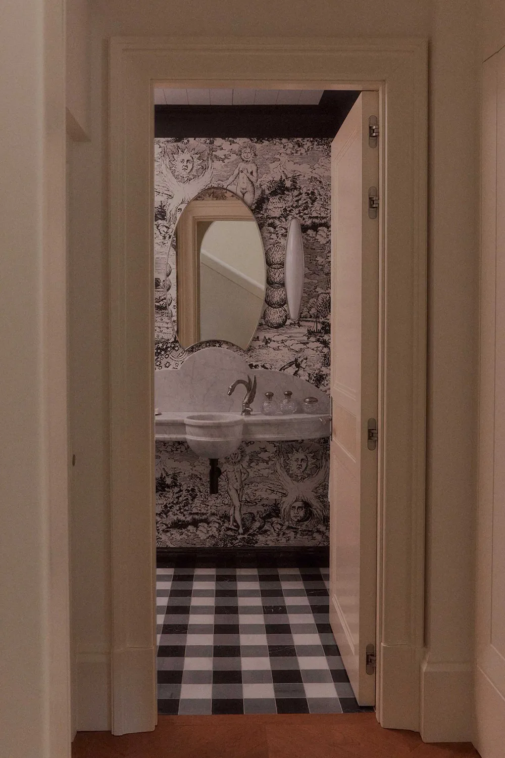 Milchige Interieurs eines eleganten Townhouses in Barcelona - Gallery image 9