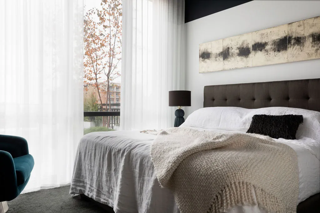 Accents sombres et touches de glamour : le loft d'une jeune femme moderne à Chicago - Gallery image 9