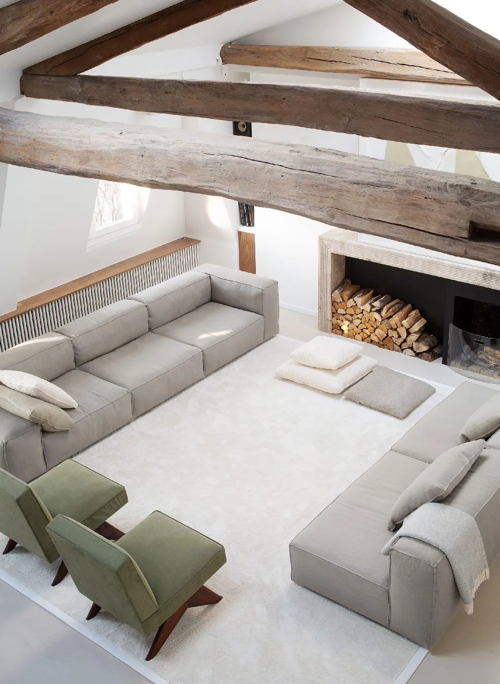 Балки та сучасний декор: ефектна квартира під дахом у Парижі - Gallery image 2