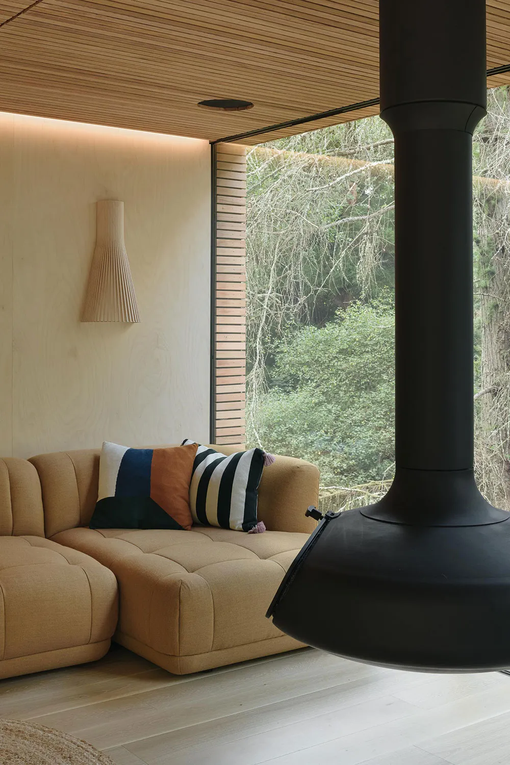 Kleine Hütte im Wald mit Glaswänden und stilvollem Design - Gallery image 4