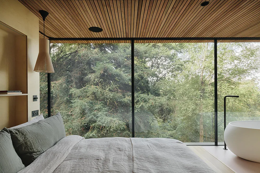 Kleine Hütte im Wald mit Glaswänden und stilvollem Design - Gallery image 7