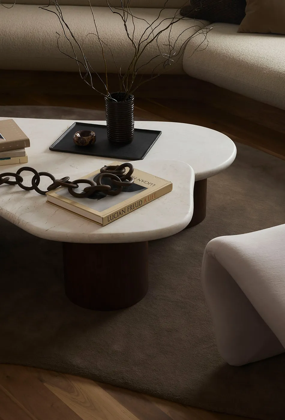 Przyciemnione wnętrza górskiego domu w stanie Juta - Gallery image 3