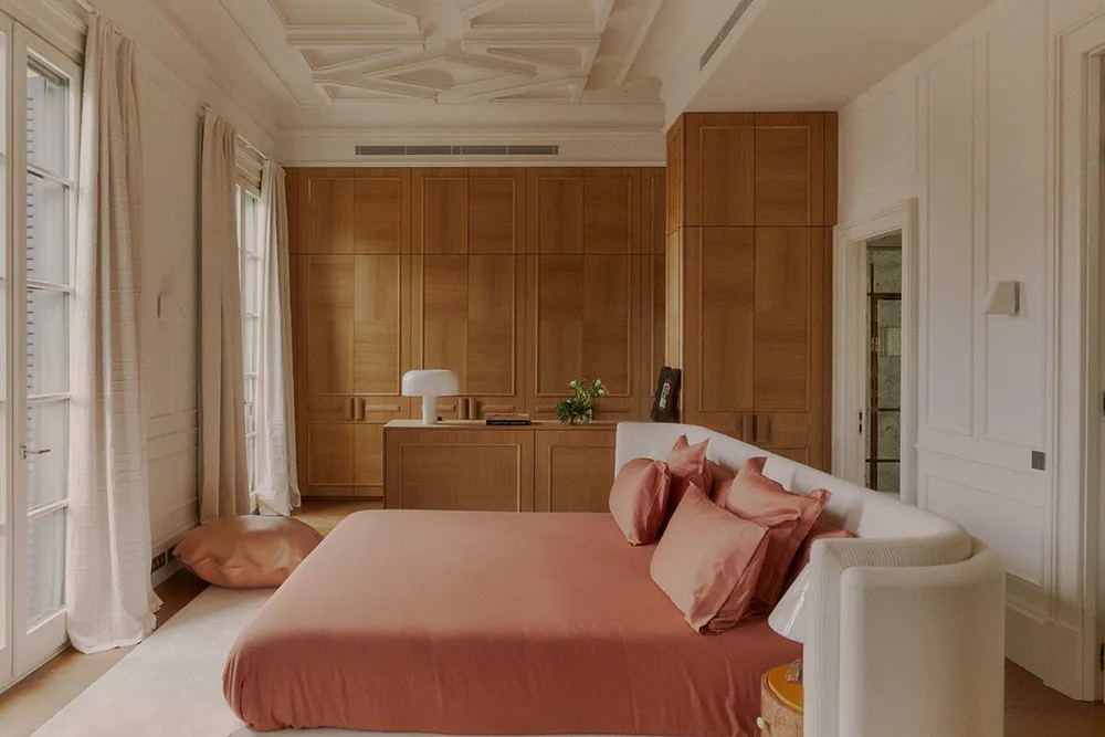 Milchige Interieurs eines eleganten Townhouses in Barcelona - Gallery image 12