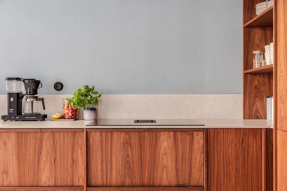 Plafond rose et canapé tacheté : un appartement lumineux à Stockholm (61 m²) - Gallery image 12