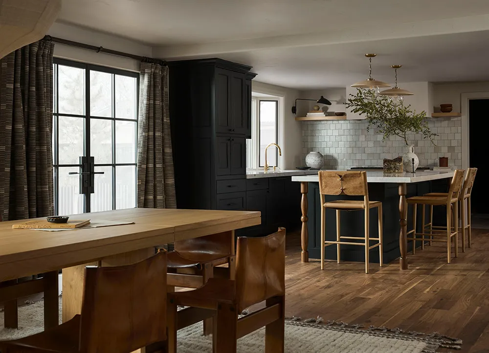 Przyciemnione wnętrza górskiego domu w stanie Juta - Gallery image 17