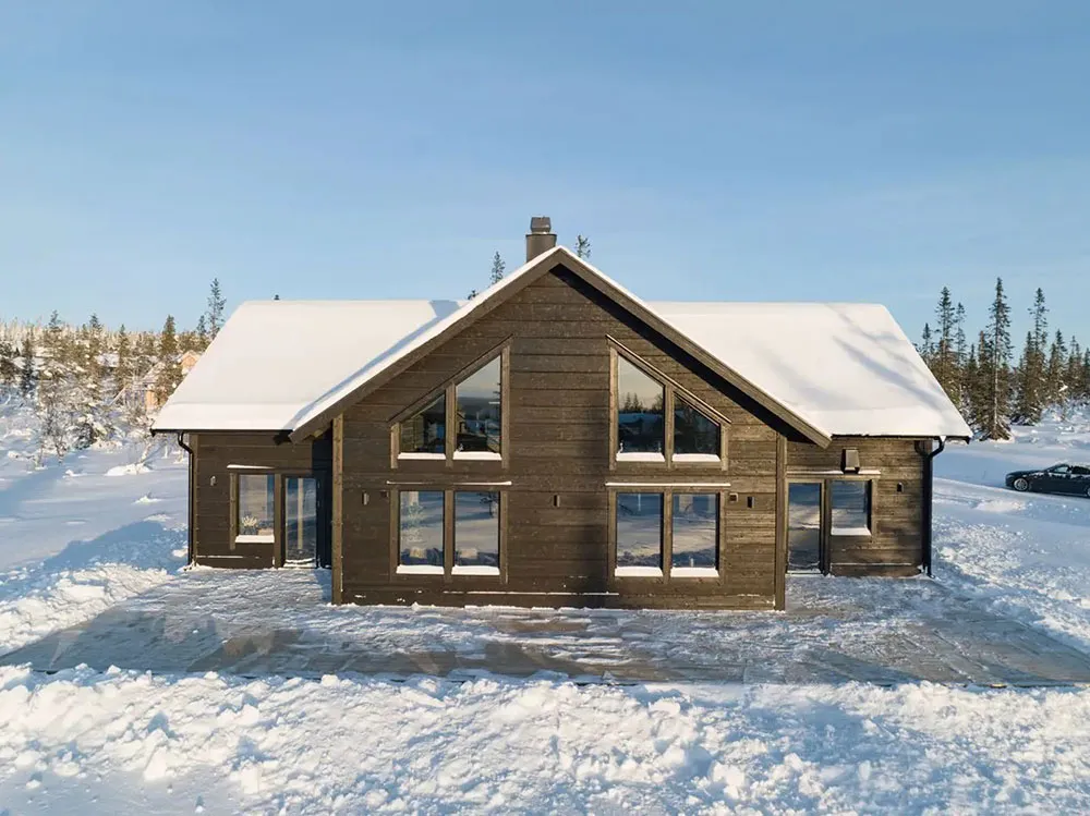 Сучасне скандинавське шале з темною деревиною - Gallery image 19