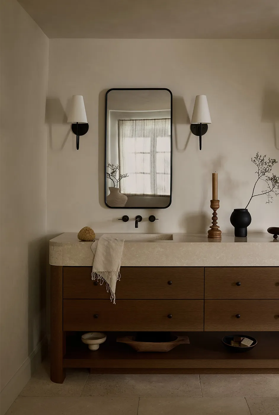 Przyciemnione wnętrza górskiego domu w stanie Juta - Gallery image 10