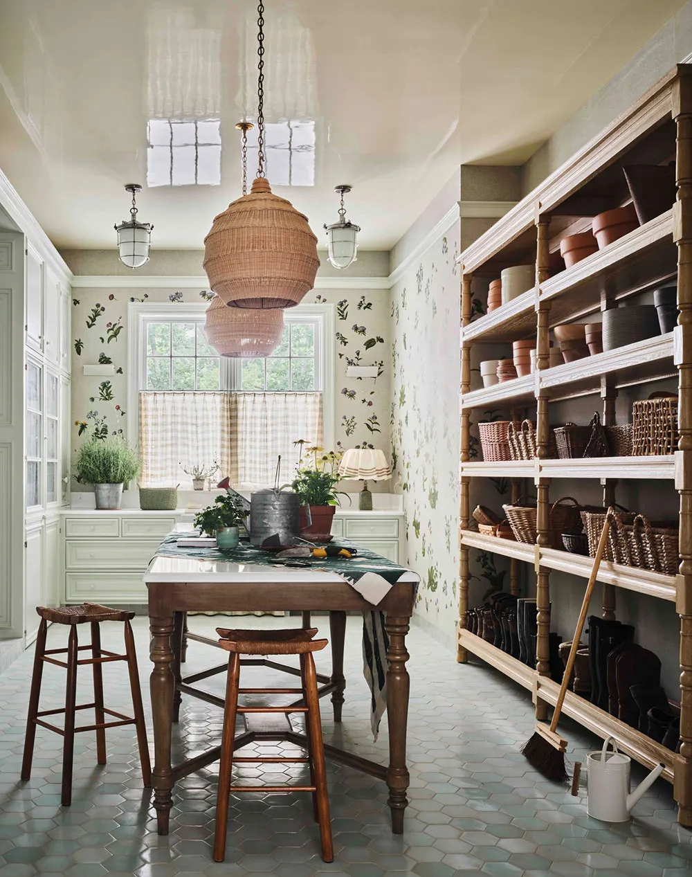 Cozy Lake House in the USA with Exquisite Ornaments and Prints - Gallery image 2