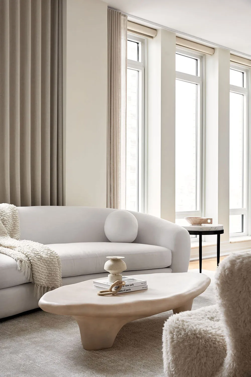 Elegancki wnętrze w kremowych i mlecznych odcieniach w Nowym Jorku - Gallery image 3