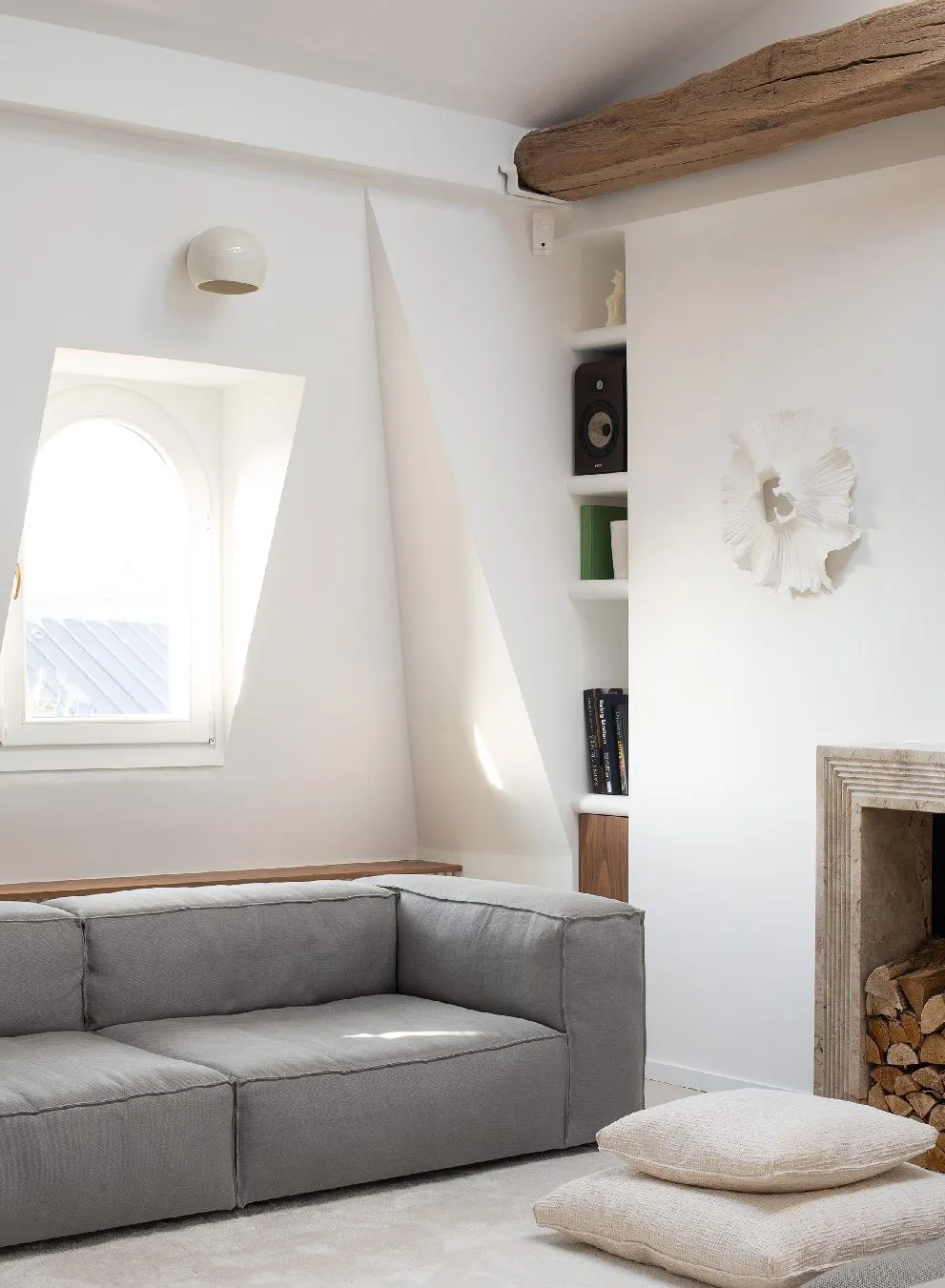 Балки та сучасний декор: ефектна квартира під дахом у Парижі - Gallery image 4