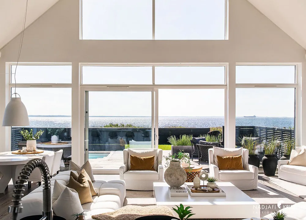 Casa escandinava moderna en la costa del mar - Gallery image 1