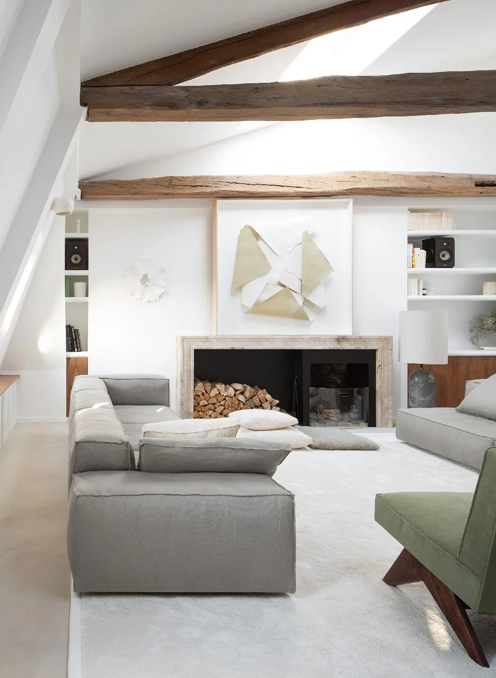 Балки та сучасний декор: ефектна квартира під дахом у Парижі - Gallery image 3