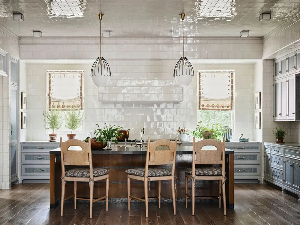 Cozy Lake House in the USA with Exquisite Ornaments and Prints - Gallery image 12