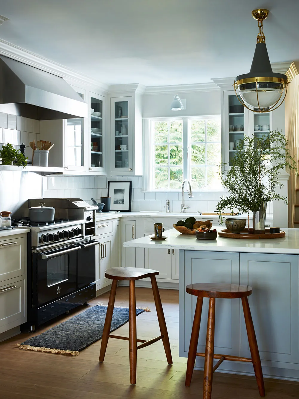 Стильний дизайн у прохолодних тонах для будинку в Коннектикуті - Gallery image 2