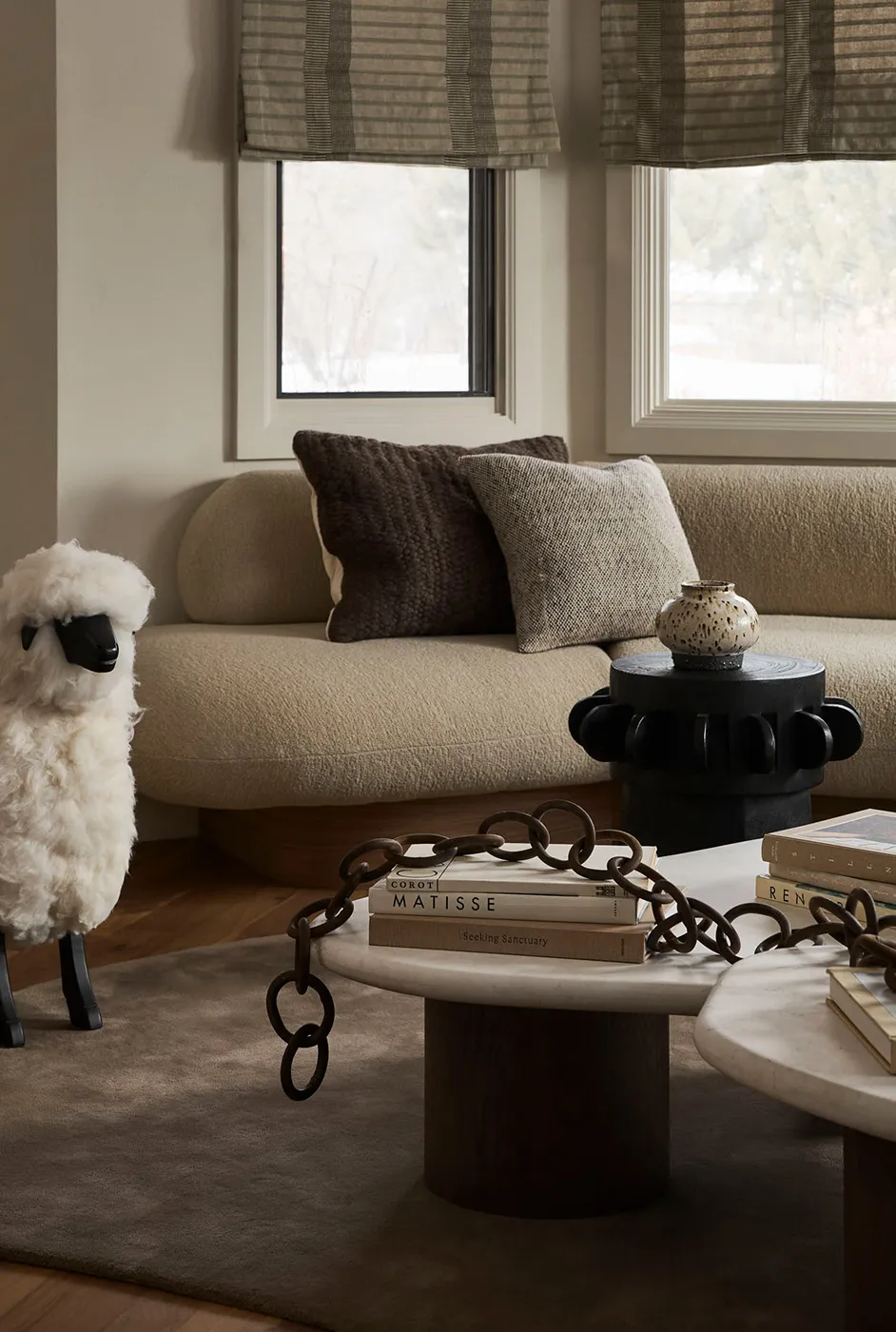 Przyciemnione wnętrza górskiego domu w stanie Juta - Gallery image 1