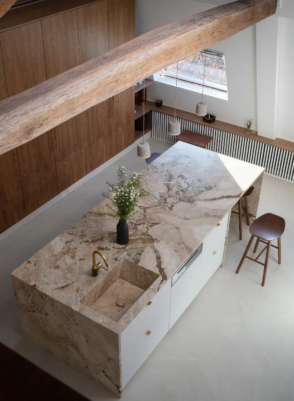 Балки та сучасний декор: ефектна квартира під дахом у Парижі - Gallery image 11