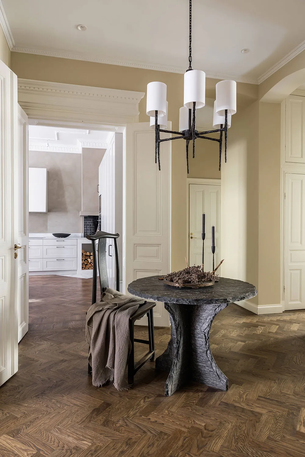 स्टॉकहोम में “सैंड टोन्स” में बनाया गया “मॉडर्न क्लासिक” - Gallery image 21