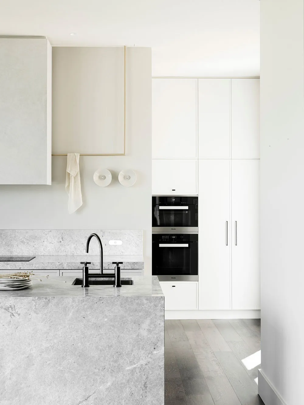 オーストラリアにおけるスタイリッシュなインテリアデザインの背景として、興味深い天井や古典的なディテール - Gallery image 7