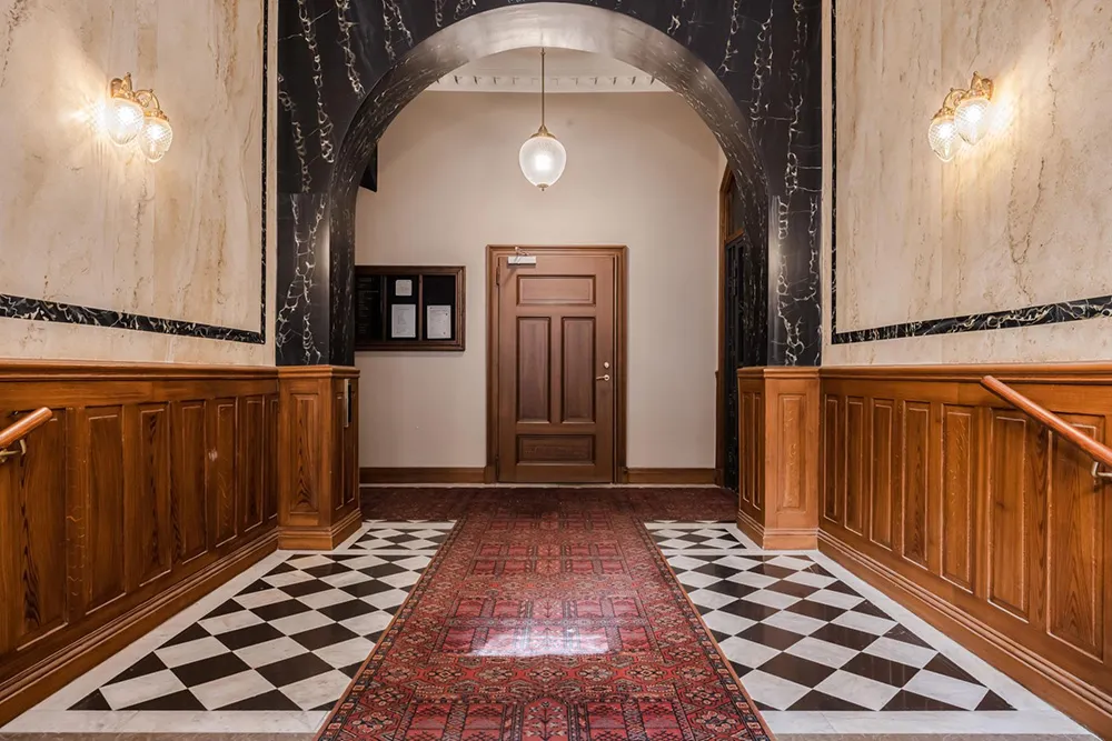 Plafond rose et canapé tacheté : un appartement lumineux à Stockholm (61 m²) - Gallery image 24