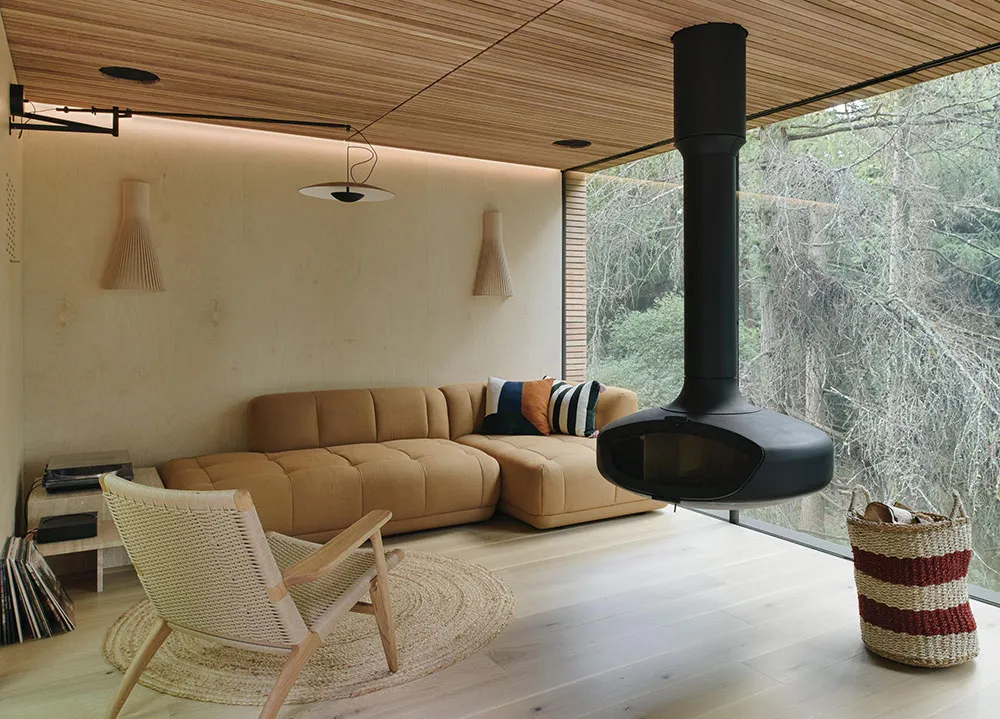 Kleine Hütte im Wald mit Glaswänden und stilvollem Design - Gallery image 3