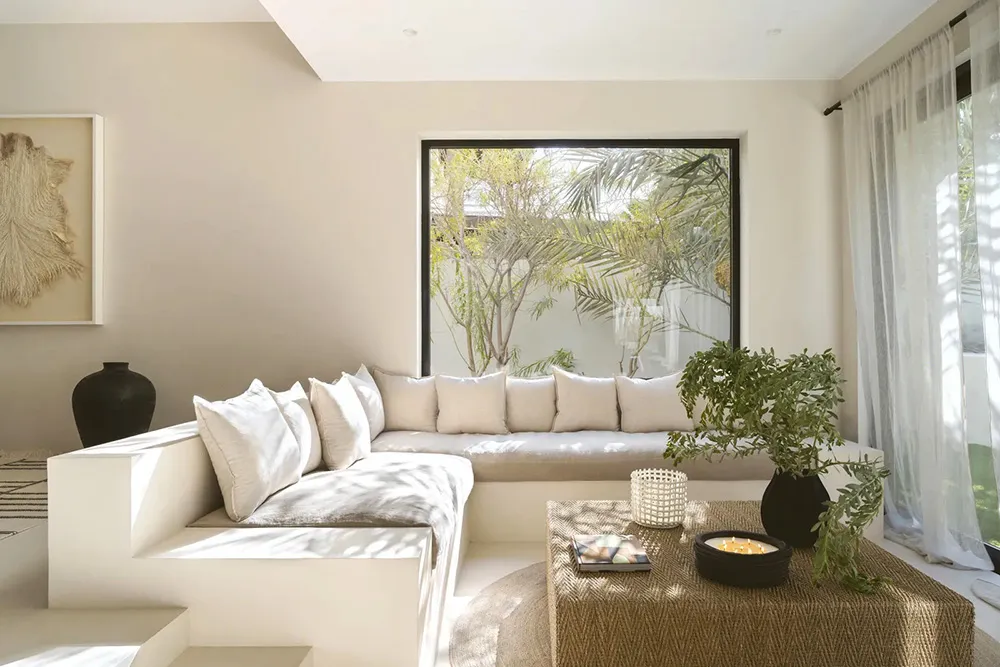 Lightness and Air: Designer's Villa in Dubai - Gallery image 2