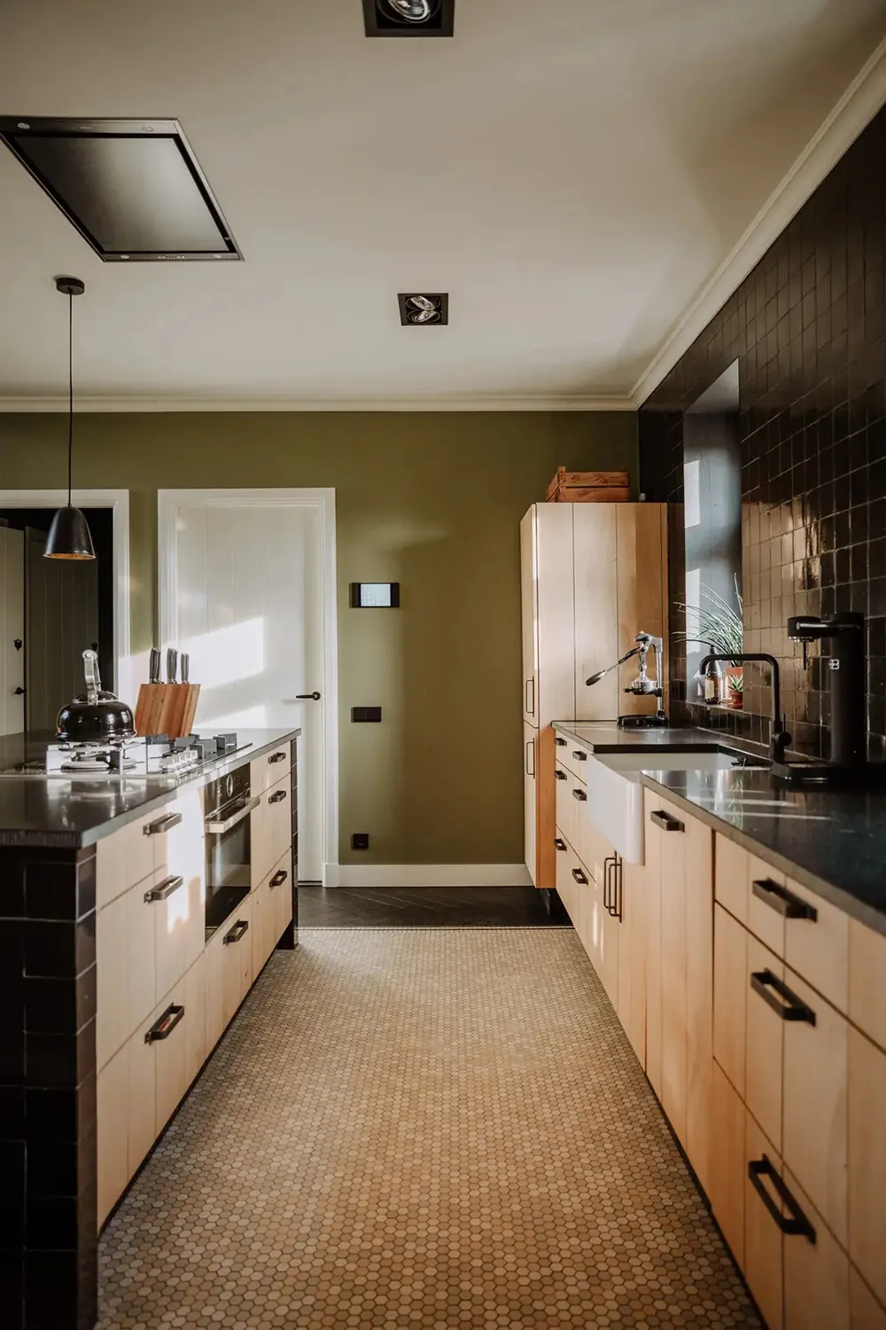 Dunkle Böden und traditionelle Charme: Neuer Landhaus-Stil in den Niederlanden - Gallery image 9