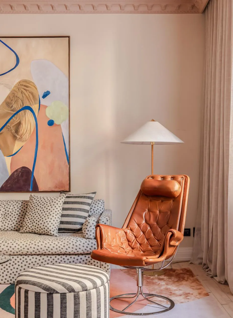 Plafond rose et canapé tacheté : un appartement lumineux à Stockholm (61 m²) - Gallery image 1