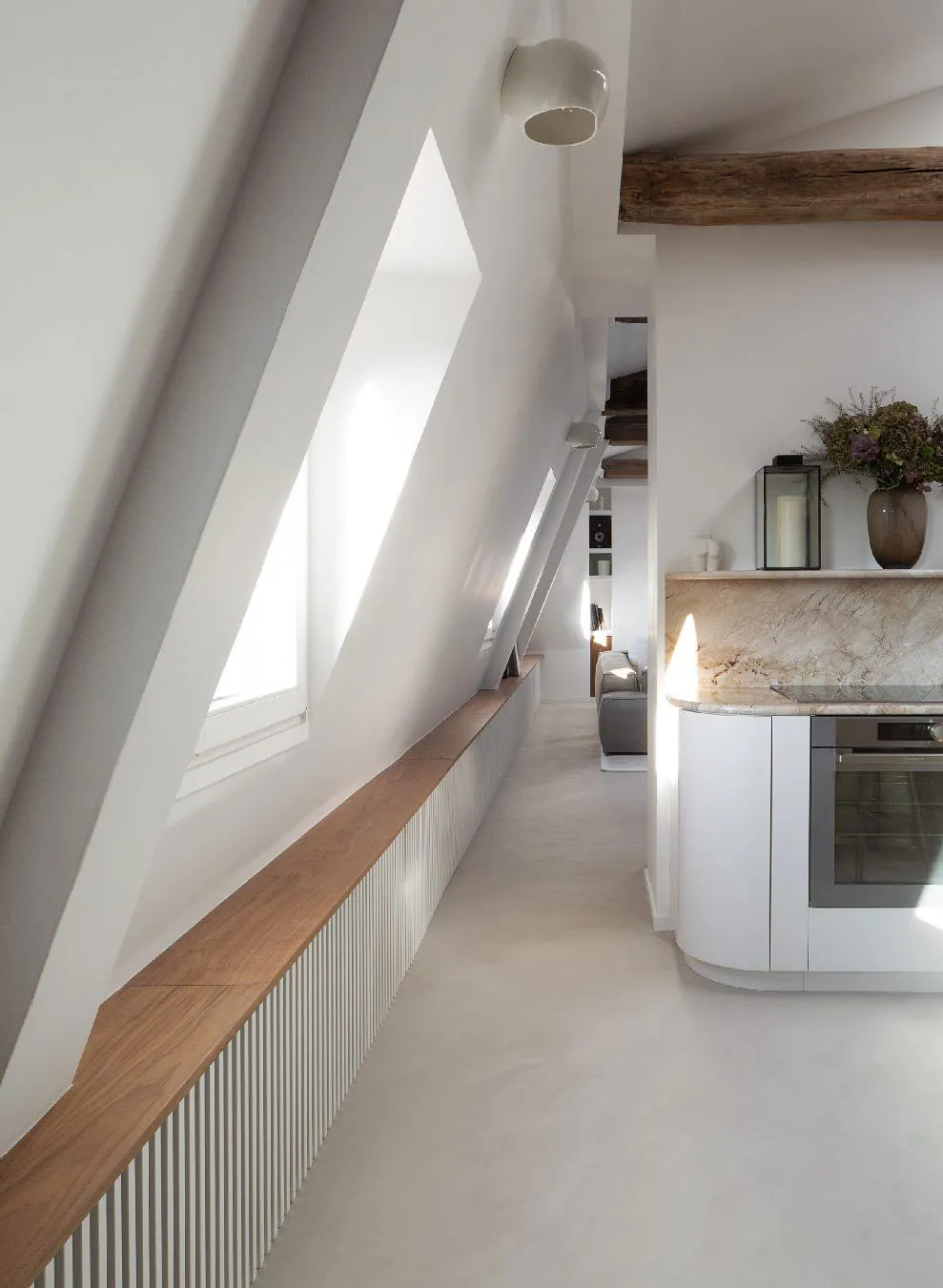 Балки та сучасний декор: ефектна квартира під дахом у Парижі - Gallery image 7