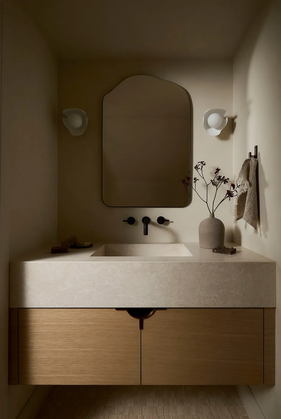 Przyciemnione wnętrza górskiego domu w stanie Juta - Gallery image 12