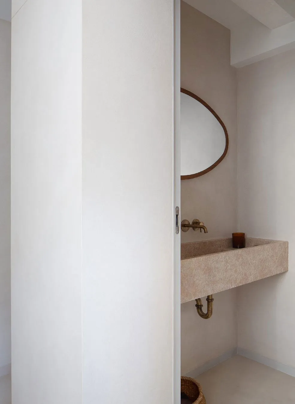 Балки та сучасний декор: ефектна квартира під дахом у Парижі - Gallery image 13