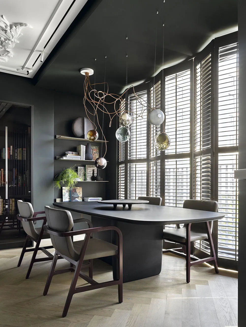 Minimalismo en tonos oscuros y estucado: un interior atrevido para un joven en Moscú (73 m²) - Gallery image 2