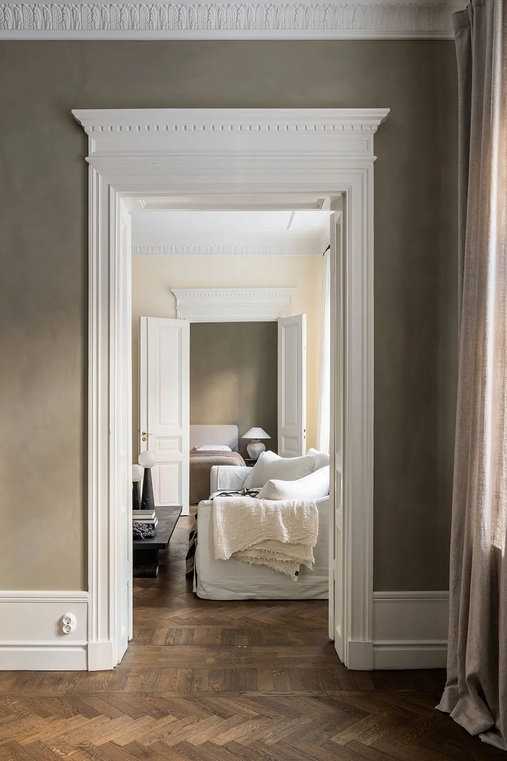 स्टॉकहोम में “सैंड टोन्स” में बनाया गया “मॉडर्न क्लासिक” - Gallery image 11