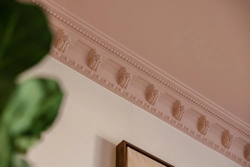 Plafond rose et canapé tacheté : un appartement lumineux à Stockholm (61 m²) - Gallery image 2