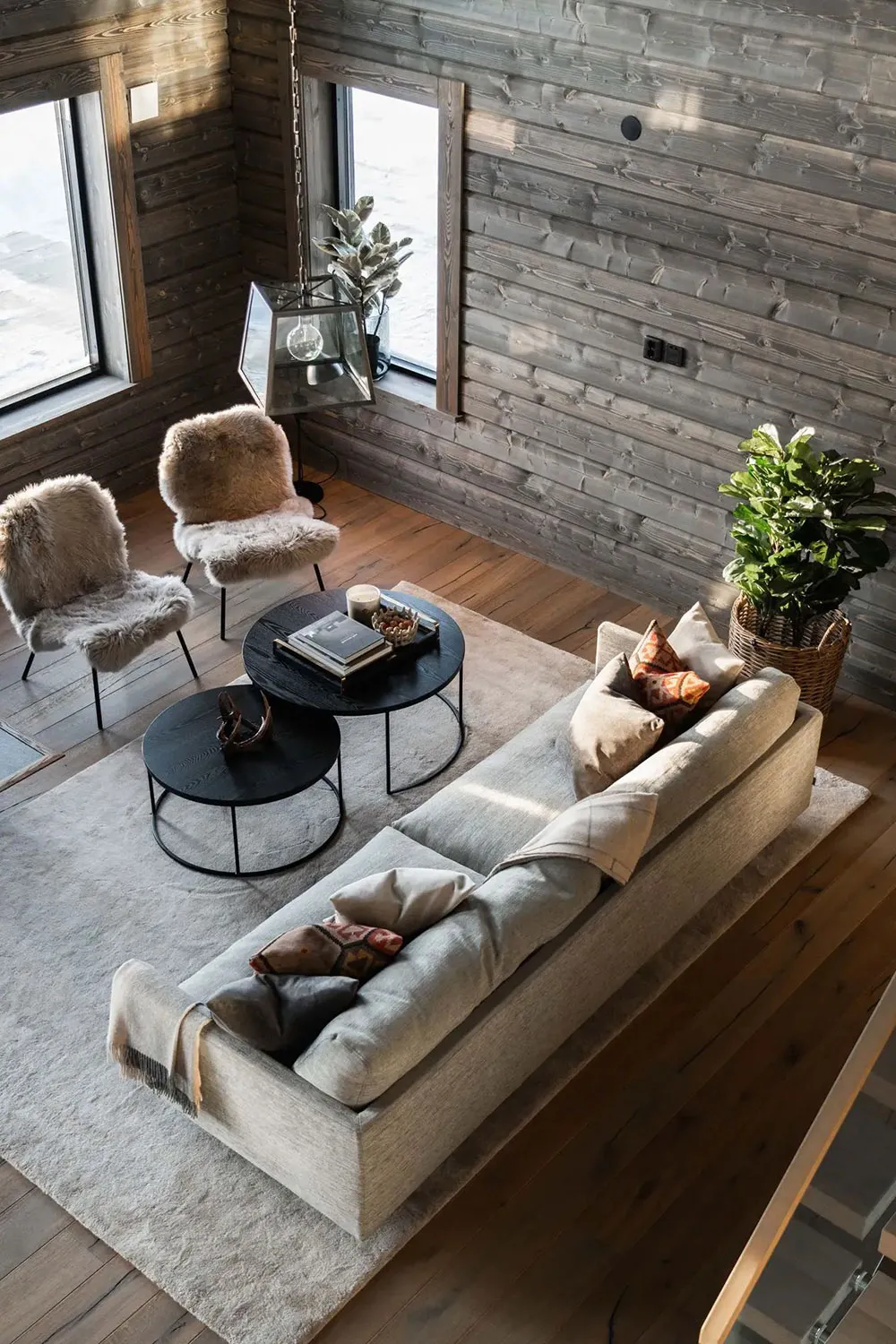 Сучасне скандинавське шале з темною деревиною - Gallery image 5