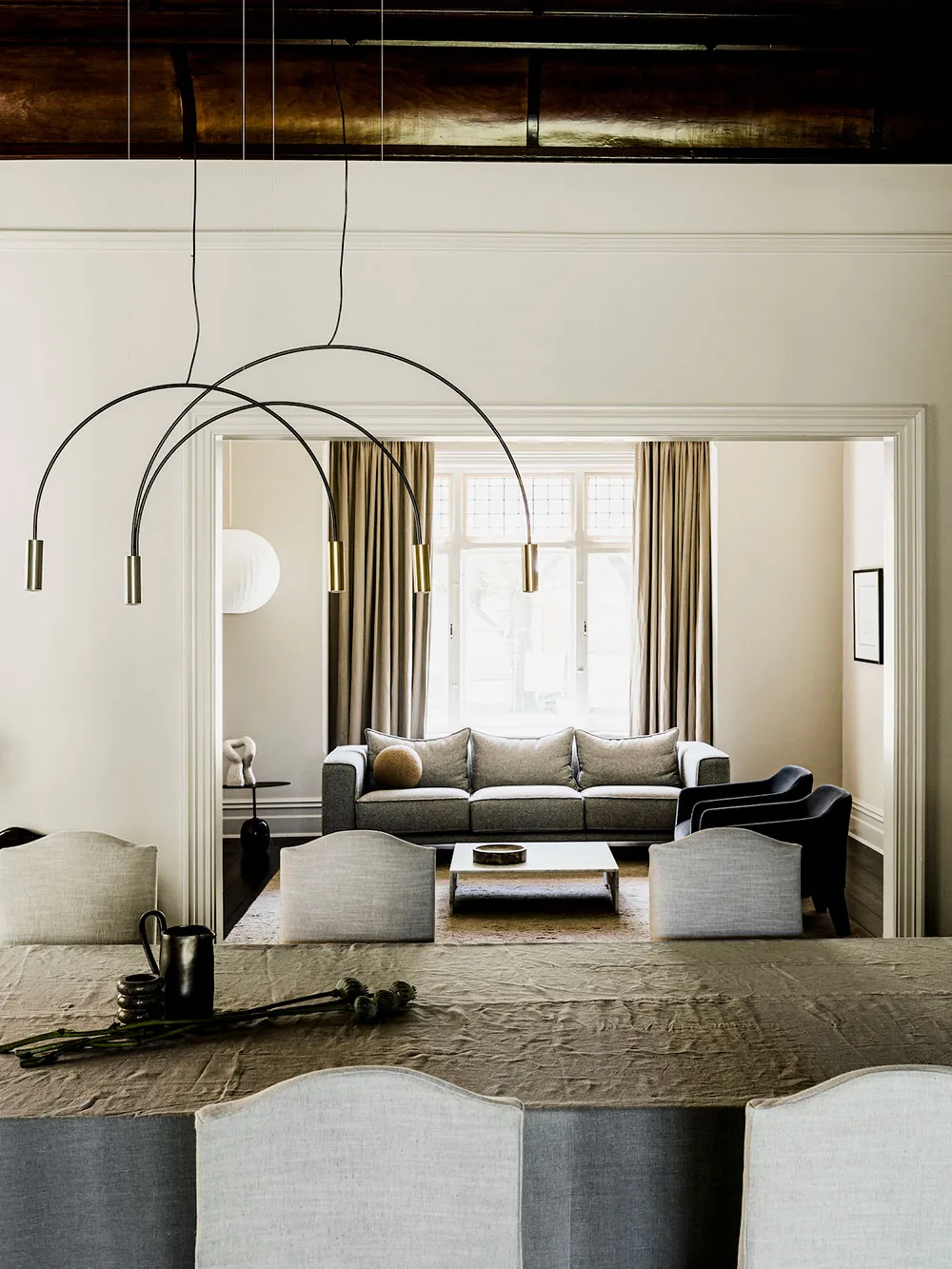 オーストラリアにおけるスタイリッシュなインテリアデザインの背景として、興味深い天井や古典的なディテール - Gallery image 5