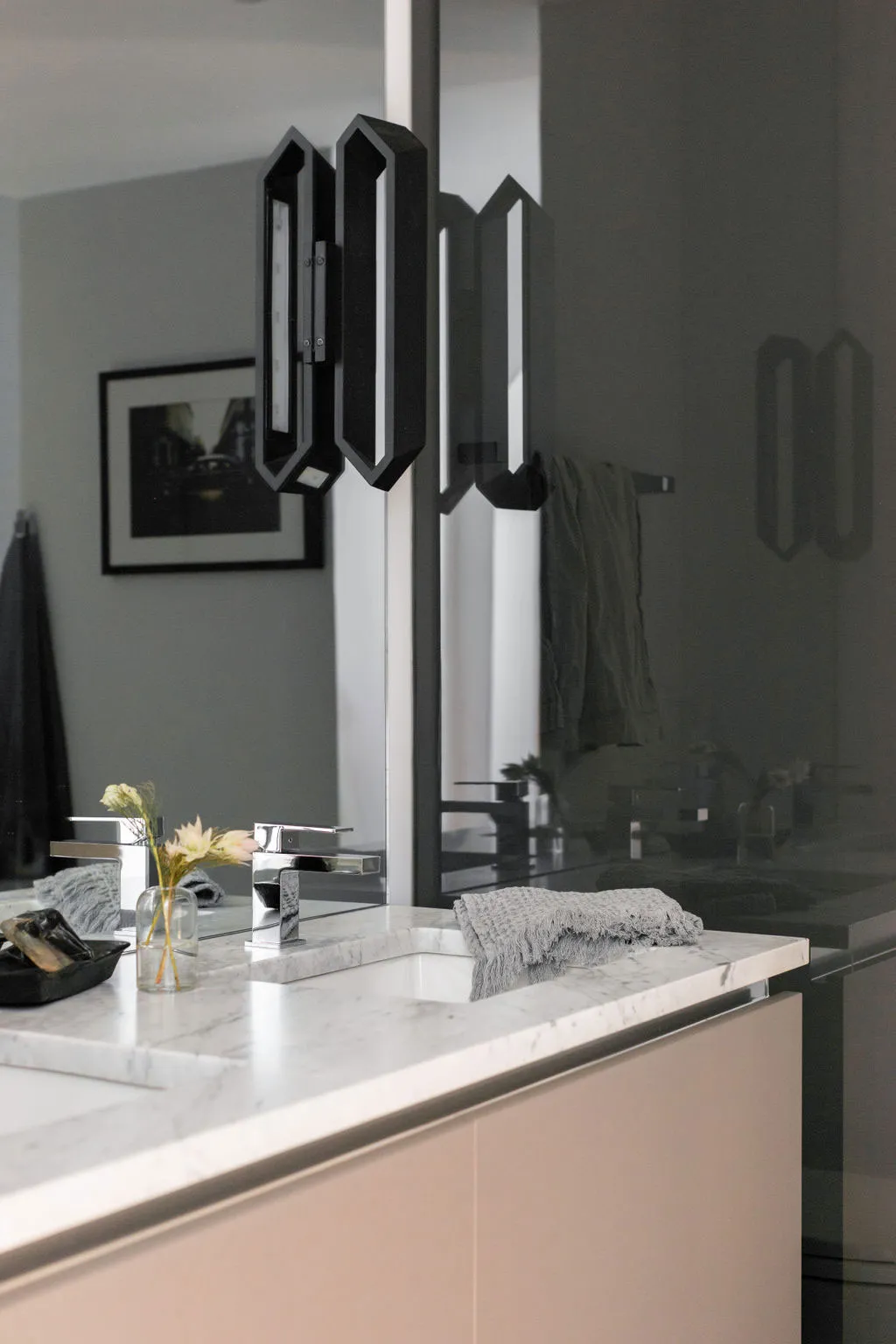 Accents sombres et touches de glamour : le loft d'une jeune femme moderne à Chicago - Gallery image 12