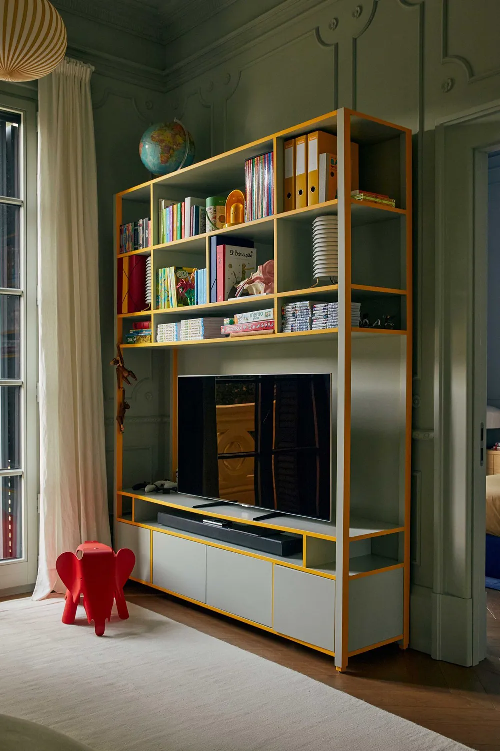 Milchige Interieurs eines eleganten Townhouses in Barcelona - Gallery image 19