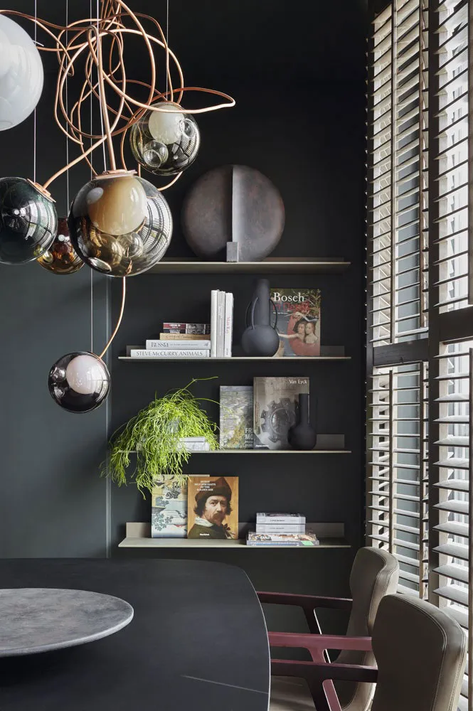 Minimalismo en tonos oscuros y estucado: un interior atrevido para un joven en Moscú (73 m²) - Gallery image 3