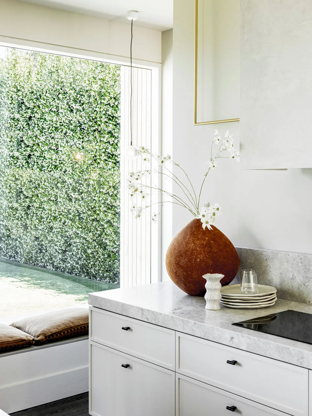 オーストラリアにおけるスタイリッシュなインテリアデザインの背景として、興味深い天井や古典的なディテール - Gallery image 9