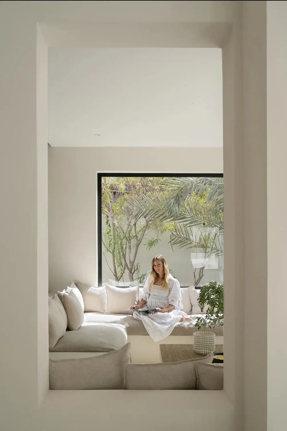 Lightness and Air: Designer's Villa in Dubai - Gallery image 1