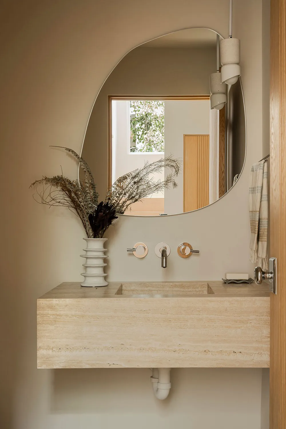 Cozy Modern Design of an Unusual House in California - Gallery image 18