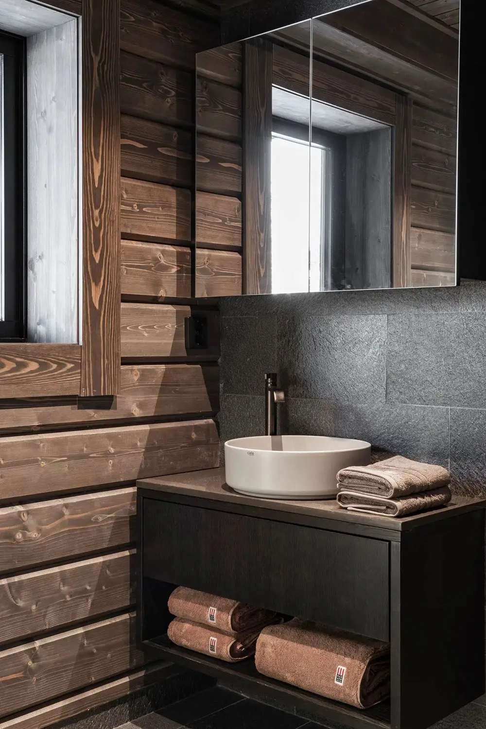 Сучасне скандинавське шале з темною деревиною - Gallery image 16