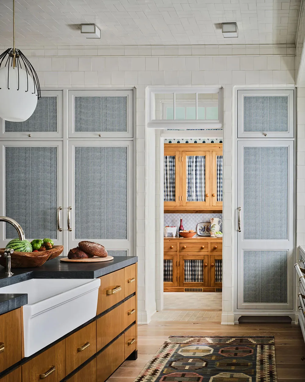 Cozy Lake House in the USA with Exquisite Ornaments and Prints - Gallery image 3