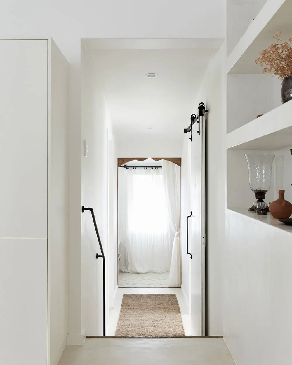 Милый амбар: маленький домик с белыми интерьерами для отдыха на выходных - Gallery image 9